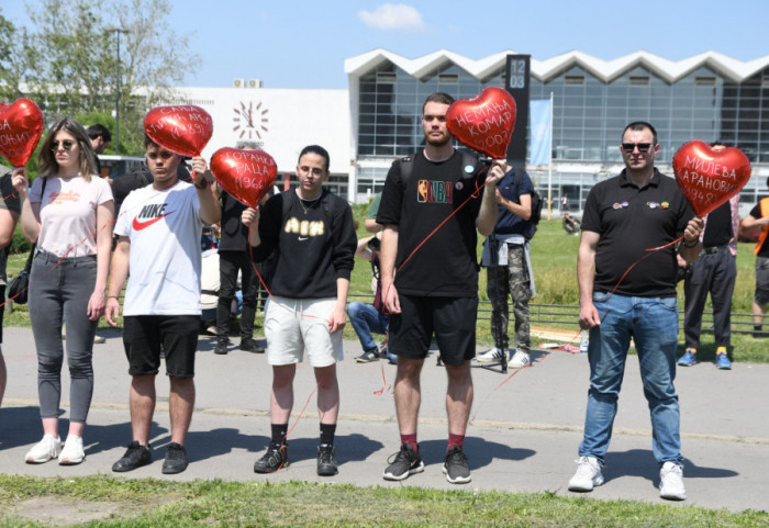 (FOTO/VIDEO) Protestom "Novi Sad pamti" obeleženo pola godine od pada nadstrešnice na Železničkoj stanici