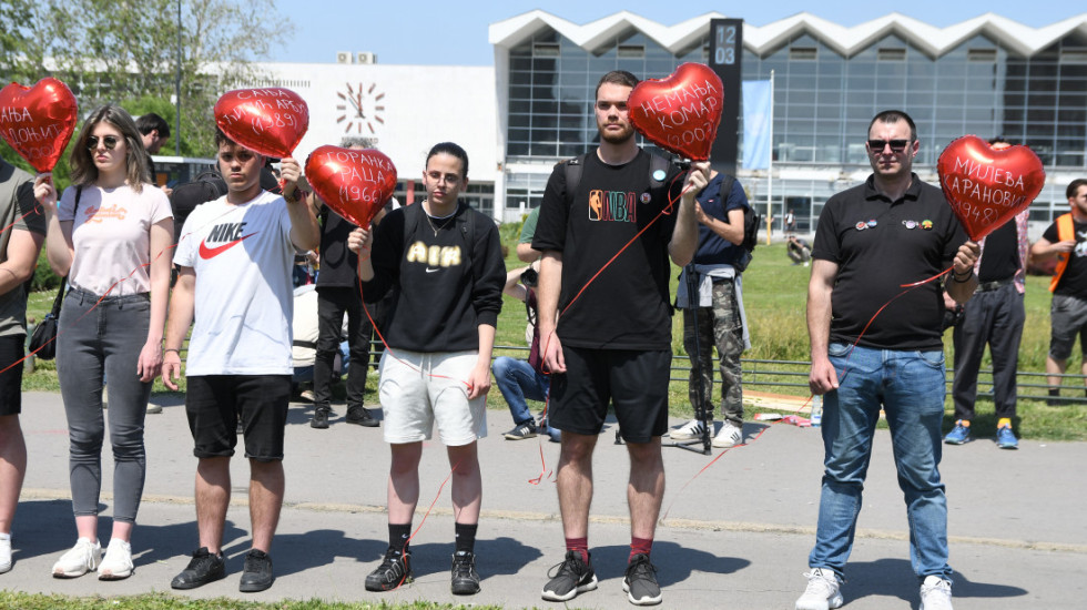 (FOTO/VIDEO) Protestom "Novi Sad pamti" obeleženo pola godine od pada nadstrešnice na Železničkoj stanici