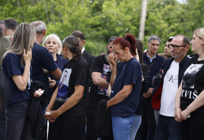 (FOTO/VIDEO) Sećanje na ubijene u Duboni i Malom Orašju: Pušteni baloni, čitana pesma "Možda spava", Macut položio venac