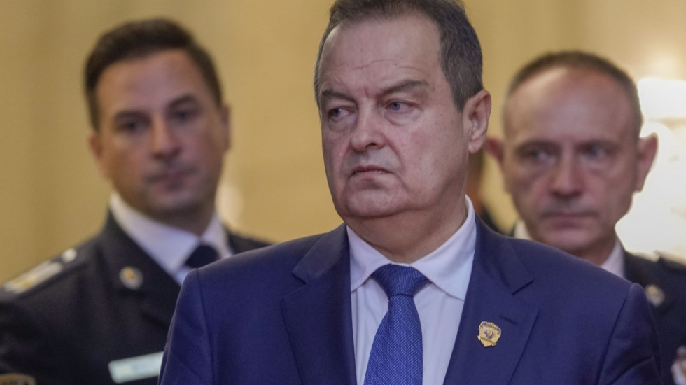 Dačić: Privedeno 10 osoba ispred Državnog univerziteta u Novom Pazaru, svi koji su napali policiju biće procesuirani
