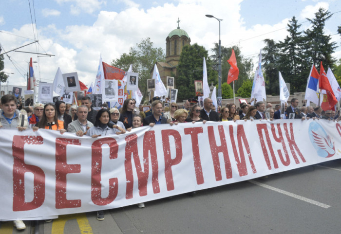 (FOTO/VIDEO) "Besmrtni puk" marširao ulicama Beograda, svečani program održan na Trgu republike