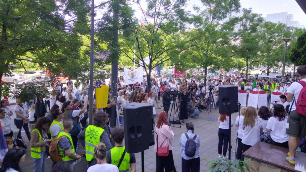 (FOTO/VIDEO) Protest zaposlenih u predškolskim ustanovama: Ispred Ministarstva pročitano pet zahteva