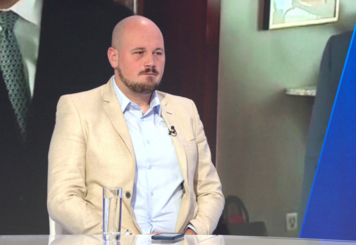 (VIDEO) Analitičar za Newsmax Balkans: Tarife između SAD i EU direktno pogađaju i Srbiju