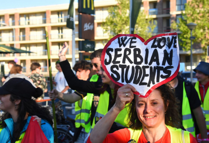 (VIDEO) Dočekani kao heroji: Nakon trke od skoro 2.000 kilometara, studenti štafetni maratonci stigli u Brisel