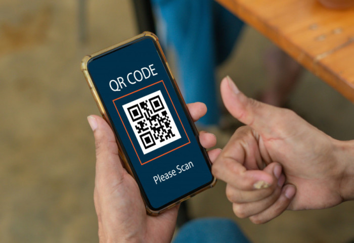 Trgovina drogom preko QR koda u Britaniji, po ulicama stikeri kanabisa sa porukom "preuzmite svoju dostavu"