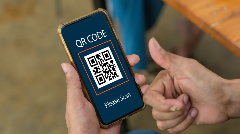 Trgovina drogom preko QR koda u Britaniji, po ulicama stikeri kanabisa sa porukom "preuzmite svoju dostavu"