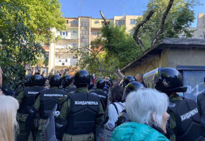 (FOTO/VIDEO) Protesti ispred suda u Novom Sadu i Nišu: Guranje građana i policije, biber sprej, privedena jedna osoba