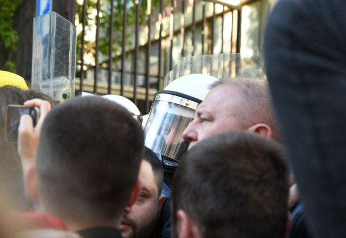 (VIDEO) Blokada Višeg suda u Novom Sadu, došlo do guranja sa policijom: Fotograf priveden, pa pušten