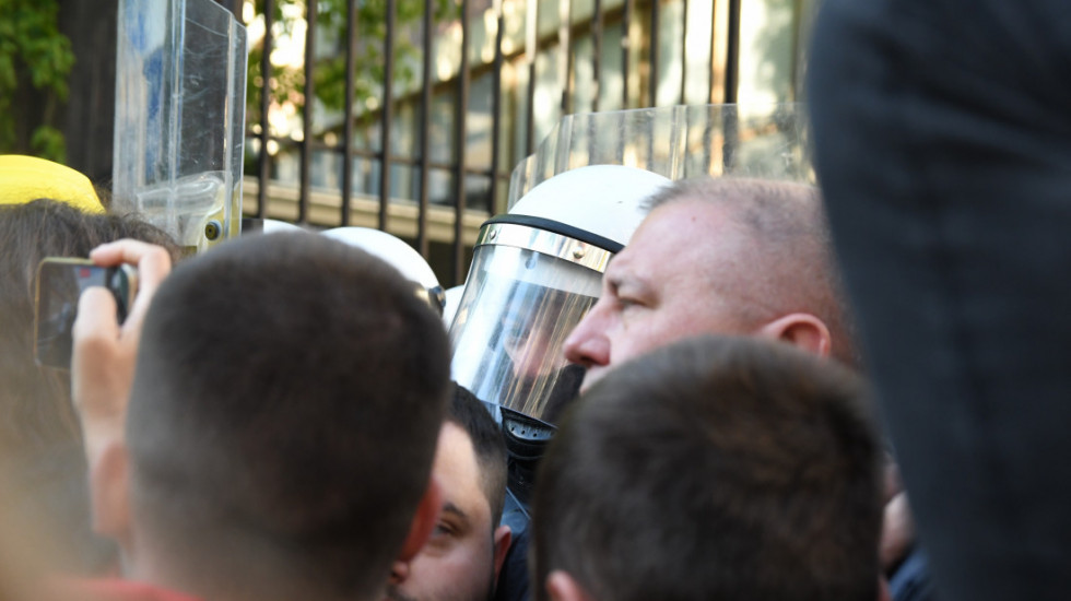 (VIDEO) Blokada Višeg suda u Novom Sadu, došlo do guranja sa policijom: Fotograf priveden, pa pušten