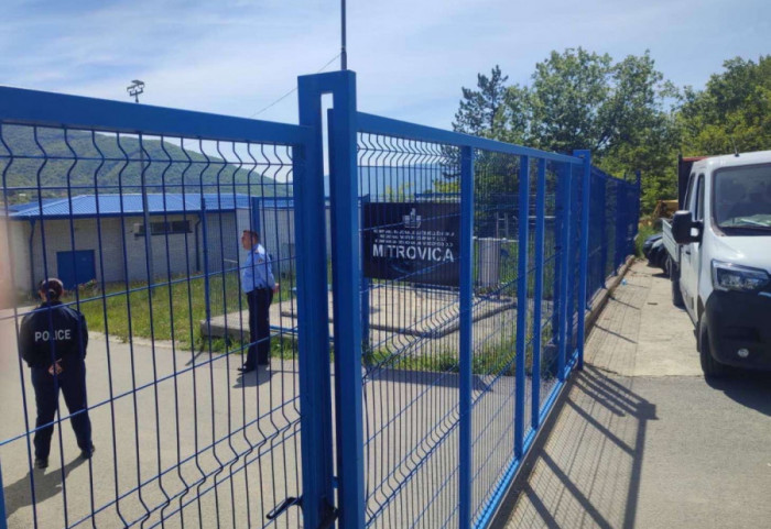 (VIDEO) Kosovska policija upala u prostorije vodovoda u Zubinom Potoku, a zatim i u Halu sportova u S. Mitrovici