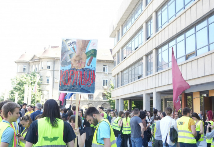 (FOTO/VIDEO) Održan protest studenata ispred Palate pravde: Podrška uhapšenim aktivistima PSG i "Stav"