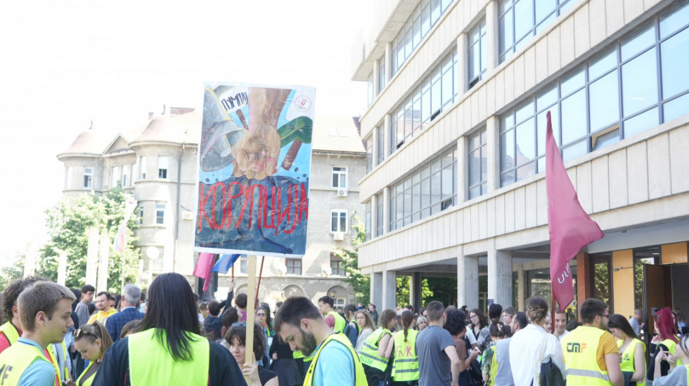 (FOTO/VIDEO) Održan protest studenata ispred Palate pravde: Podrška uhapšenim aktivistima PSG i "Stav"