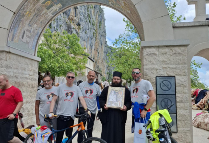(FOTO) Kraljevčani biciklima išli do Ostroga po kiši i snegu za pomoć maloj Dunji (6): "Njen osmeh je jedina nagrada"