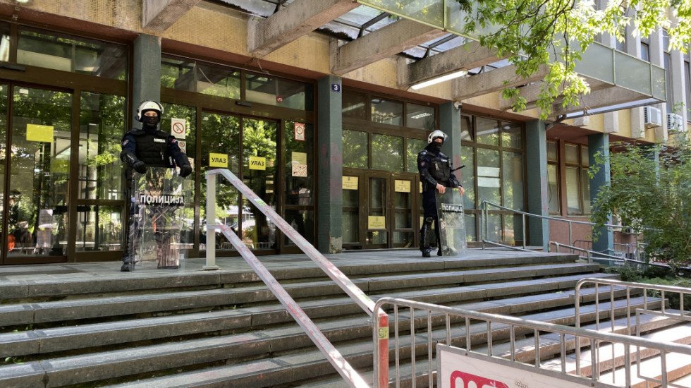 Odloženo suđenje četvorici aktivista SNS osumnjičenim za napad na studente: Jedan se nije pojavio na sudu