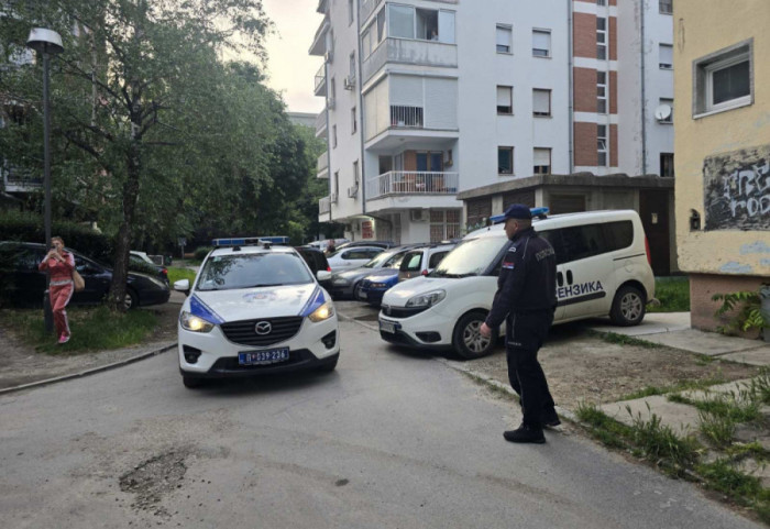 (FOTO/VIDEO) Pronađeno telo žene (42) u stanu u Novom Sadu