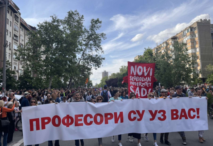 (FOTO/VIDEO) "Batinaši nisu junaci, ne damo studente": Održan protest u organizaciji Slobodnog univerziteta u Novom Sadu