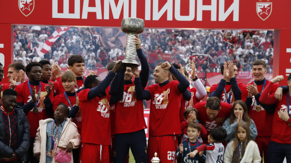 Fudbalerima Crvene zvezde dodeljen pehar namenjen šampionu Srbije
