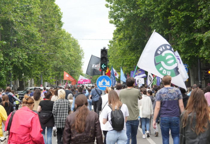 (FOTO/VIDEO) Održana protestna šetnja "Pazi koga biraš": Studenti i građani obišli "krug dvojke"