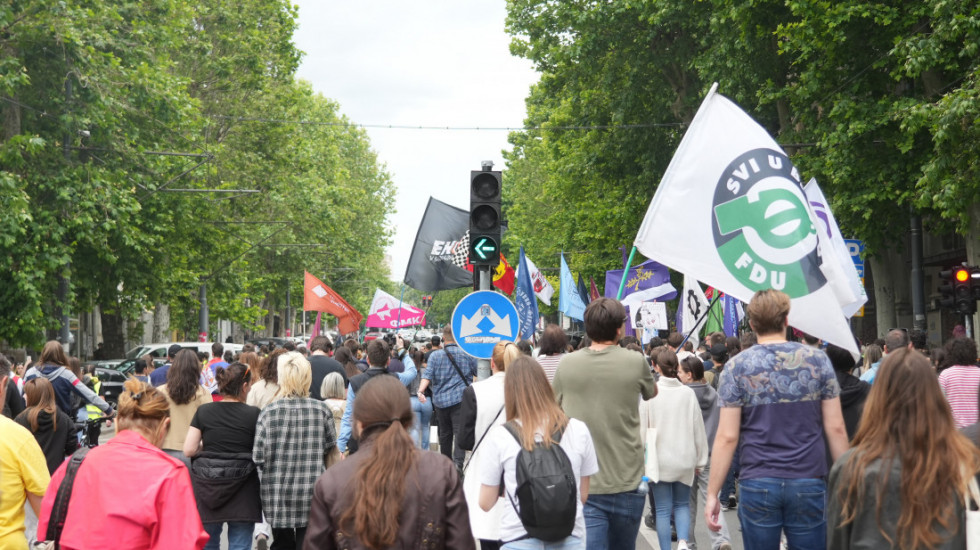 (FOTO/VIDEO) Održana protestna šetnja "Pazi koga biraš": Studenti i građani obišli "krug dvojke"