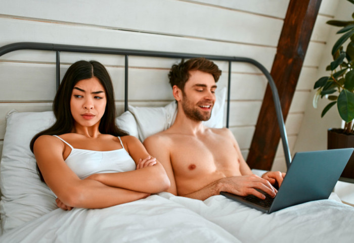 Četiri velika pornografska sajta pod istragom zbog kršenja propisa EU: "Nisu zaštitili maloletnike u potrebnoj meri"
