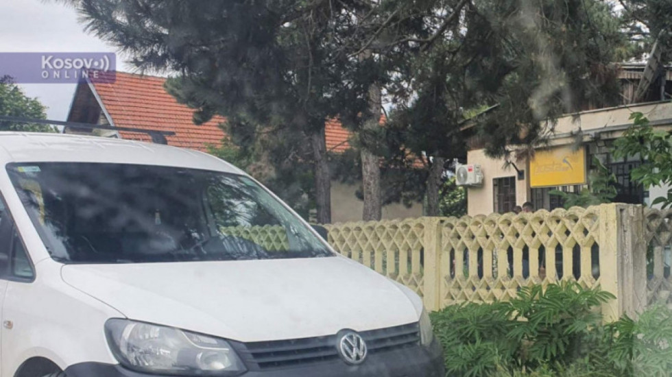 Na objektu pošte u Prilužju postavljena tabla Pošte Kosova, ispred zgrade pripadnici kosovske policije