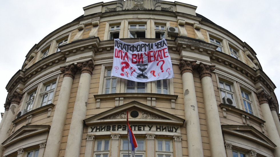 Završena blokada zgrade Rektorata u Nišu: Rektor i dekani potpisali platformu o podršci studentskim zahtevima