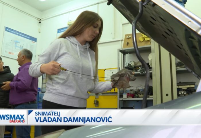 (VIDEO) Petra iz Niša uči da popravlja kola i jedina je devojčica u celoj školi: "Jednog dana imaću svoj auto-servis"