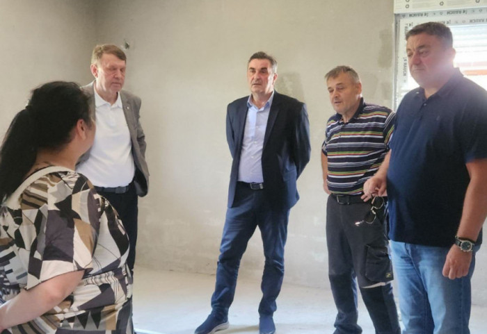 (FOTO) Predstavnici Kancelarije za KiM i Srpske liste obišli u Zvečanu više porodica koje su dobile nove kuće