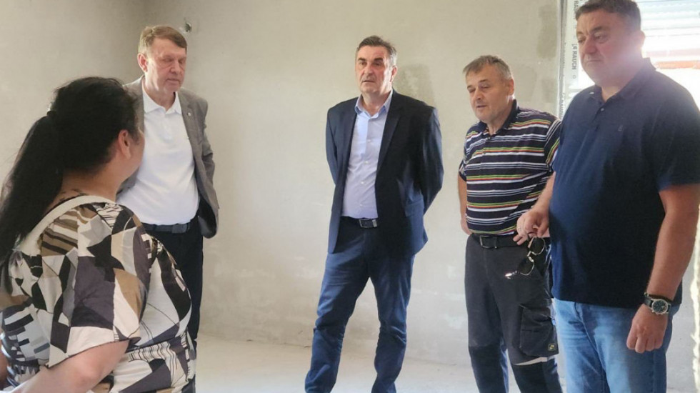 (FOTO) Predstavnici Kancelarije za KiM i Srpske liste obišli u Zvečanu više porodica koje su dobile nove kuće