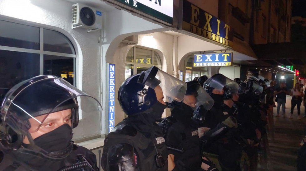 (VIDEO) Ispred Pravnog u Beogradu održan skup zbog napada na profesorku, Novi Sad protestuje zbog puštanja SNS aktivista