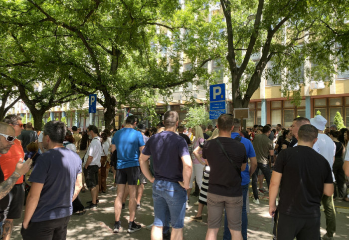(FOTO/VIDEO) Protest ispred suda u Novom Sadu: Podrška za sugrađanina uhapšenog tokom koncerta u Futogu