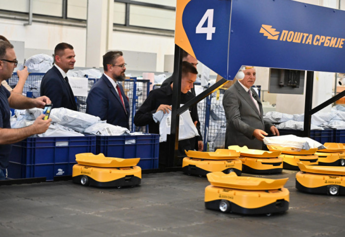 Pošta Srbije pustila u rad treći sistem sa robotskom podrškom u Novom Sadu, 43 robota sortiraju pošiljke