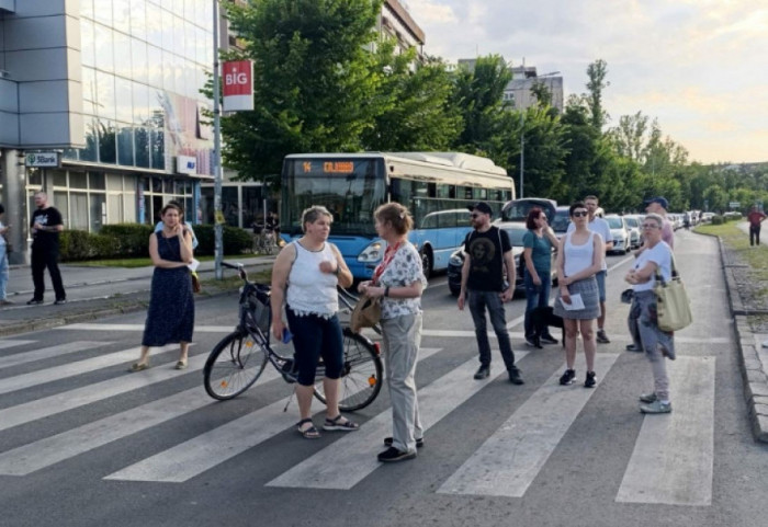 (FOTO/VIDEO) Novosađani blokirali 30 raskrsnica na sat vremena: "Grad je naš - neka nas čuju"