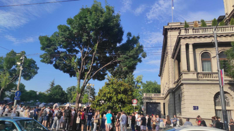 (VIDEO) Protest ispred Predsedništva zbog napada na studenta Pravnog fakulteta