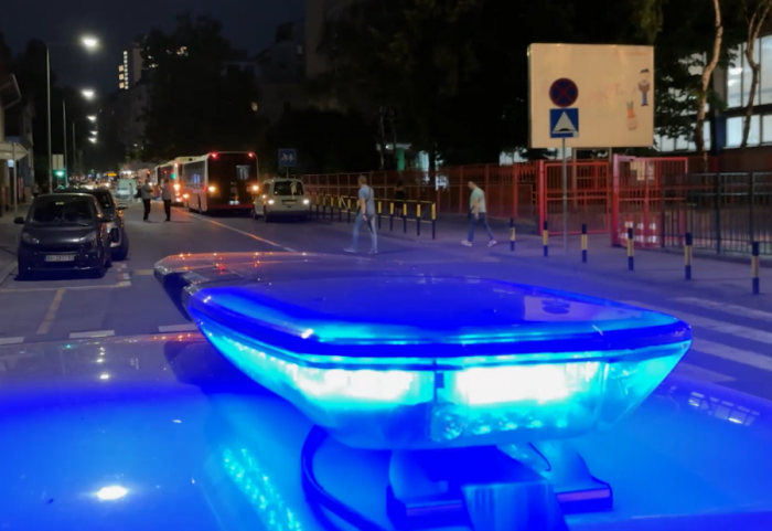 Iznajmili automobil, pa uz pretnju nožem opljačkali kladionicu i odneli 64.500 dinara: Uhapšena trojica u Beogradu