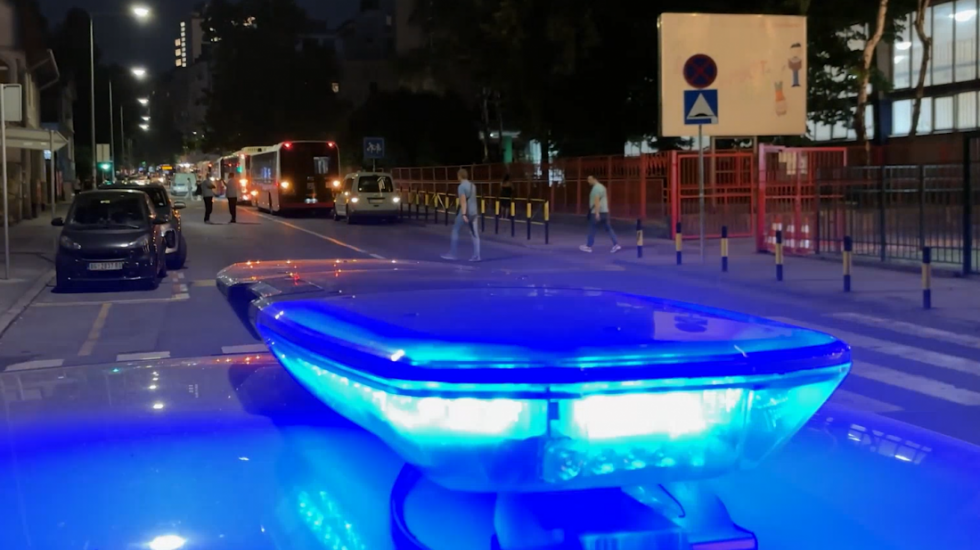 Iznajmili automobil, pa uz pretnju nožem opljačkali kladionicu i odneli 64.500 dinara: Uhapšena trojica u Beogradu