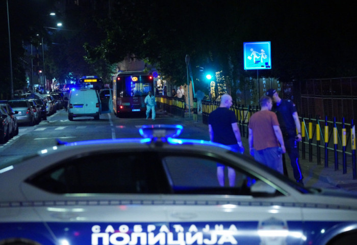 (VIDEO) U Rakovici automobil izleteo sa kolovoza i udario u pet parkiranih vozila