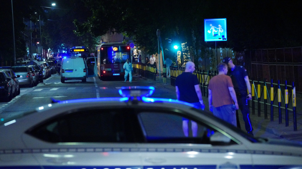 (VIDEO) U Rakovici automobil izleteo sa kolovoza i udario u pet parkiranih vozila