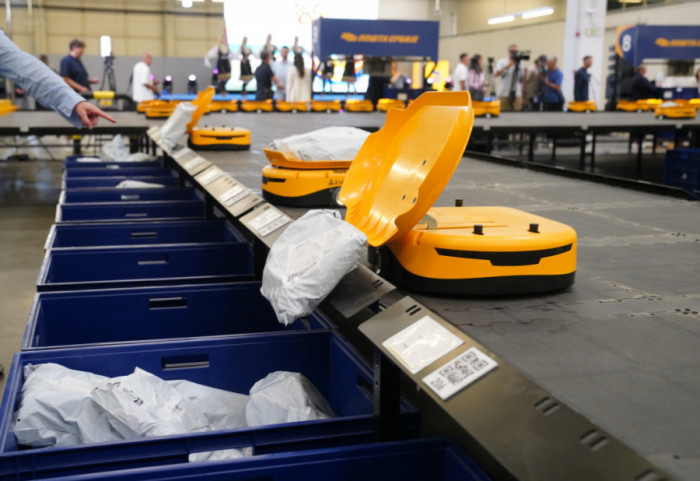 (FOTO) Pušten u rad robotoizovani sistem za pošiljke u Beogradu na 185. godišnjice "Pošte Srbije"