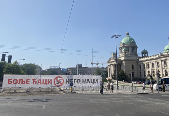(FOTO) Transparent "Bolje ćaci, nego naci" okačen kod Pionirskog parka, poslanice NPS ga pocepale