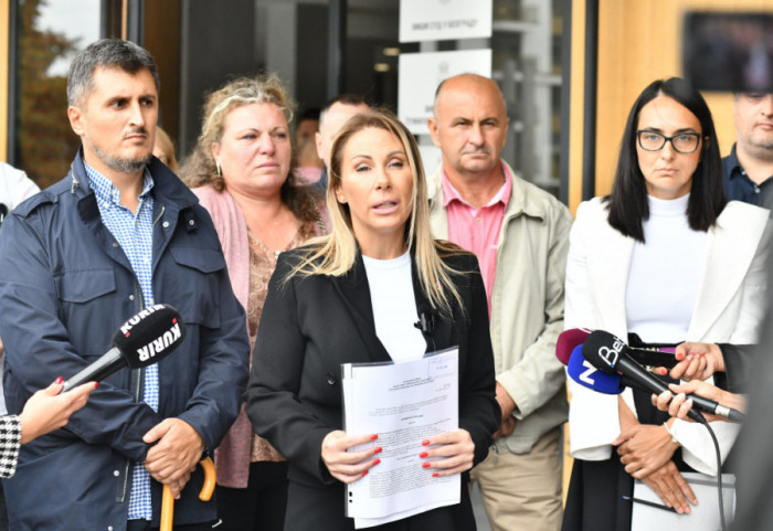 Podneta prekršajna prijava protiv poslanice NSP Ivane Rokvić: Isekla transparent "Bolje ćaci, nego naci"
