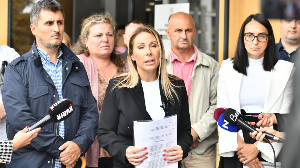 Podneta prekršajna prijava protiv poslanice NSP Ivane Rokvić: Isekla transparent "Bolje ćaci, nego naci"