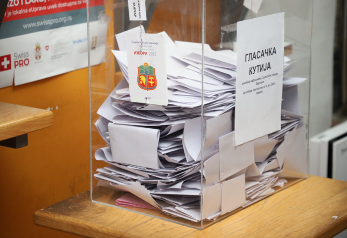 (FOTO/VIDEO) Pobedu u Kosjeriću proglasili i vlast i opozicija, Vučić objavio da je SNS ubedljivo osvojio Zaječar