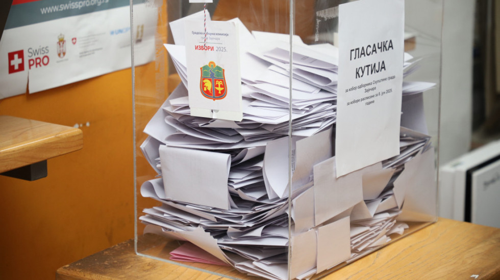 (FOTO/VIDEO) Pobedu u Kosjeriću proglasili i vlast i opozicija, Vučić objavio da je SNS ubedljivo osvojio Zaječar