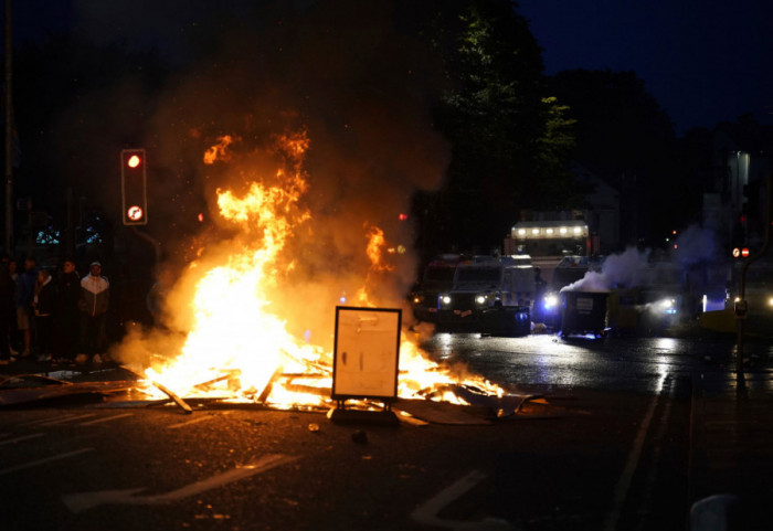(FOTO) Najmanje 15 policajaca povređeno u neredima u Severnoj Irskoj, demonstranti zapalili kuće