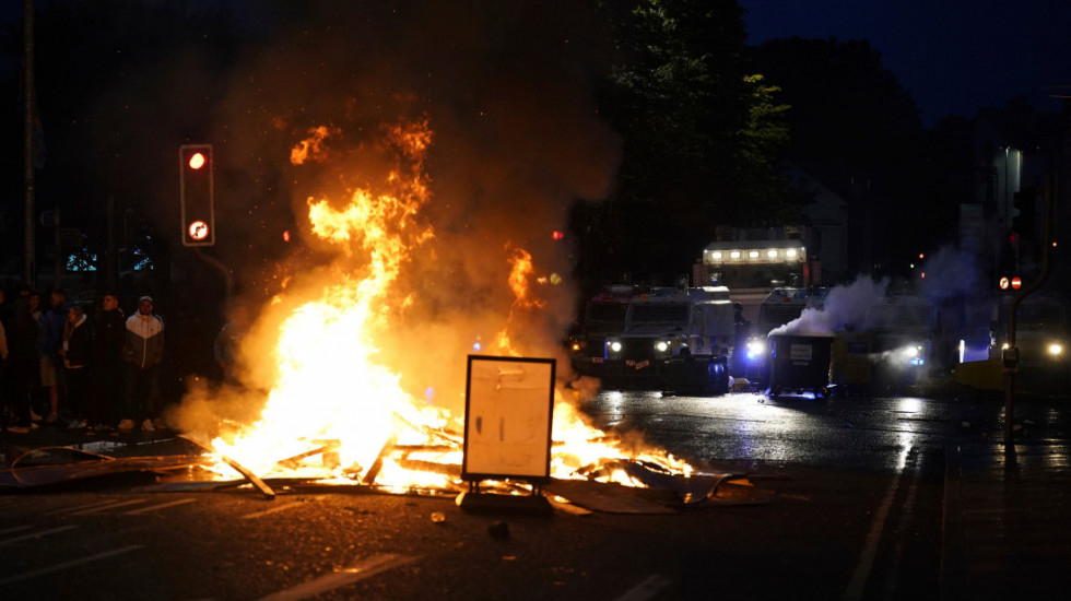 (FOTO) Najmanje 15 policajaca povređeno u neredima u Severnoj Irskoj, demonstranti zapalili kuće