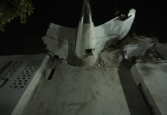 (FOTO/VIDEO) Srušio se avion Er Indije: Najmanje 241 poginuo, samo jedan putnik preživeo, obustavljena akcija spasavanja