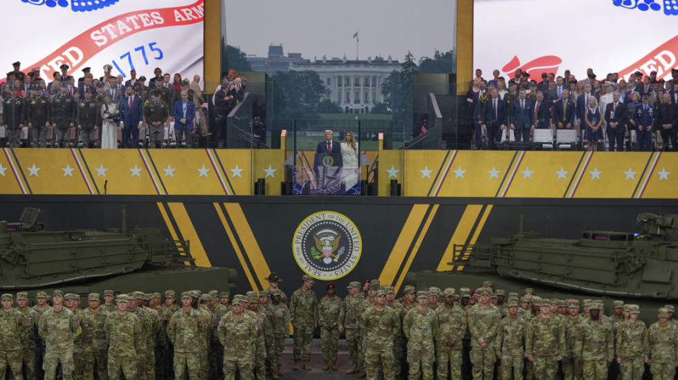 (FOTO) Donald Tramp na vojnoj paradi, širom Amerike protesti protiv njega