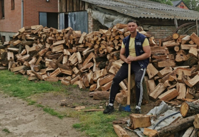 (FOTO) Viktor (32) iz Rume besplatno cepa drva siromašnima i bolesnima: Nije želeo da naplati 18.000 evra za svoj rad