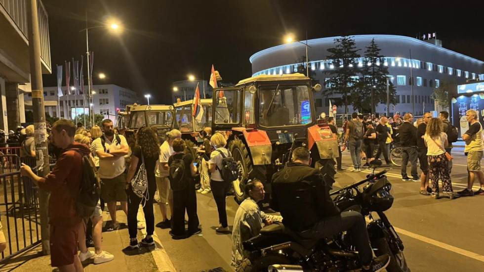 (FOTO) Protest "Finalna blokada raskrsnice" u Novom Sadu: Traktorima blokirali ulaz u Skupštinu grada